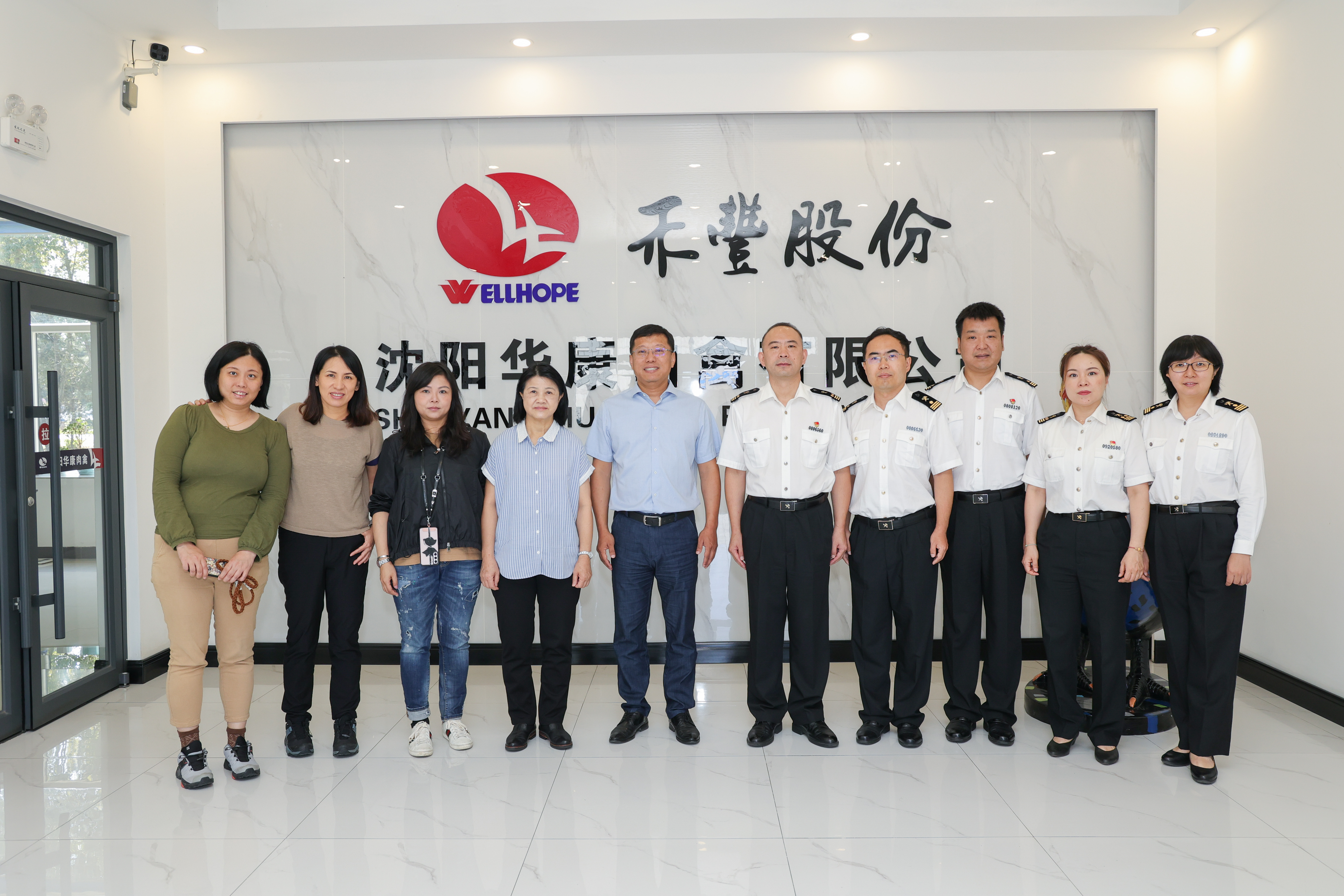 总经理与检查组全体人员合影留念.JPG